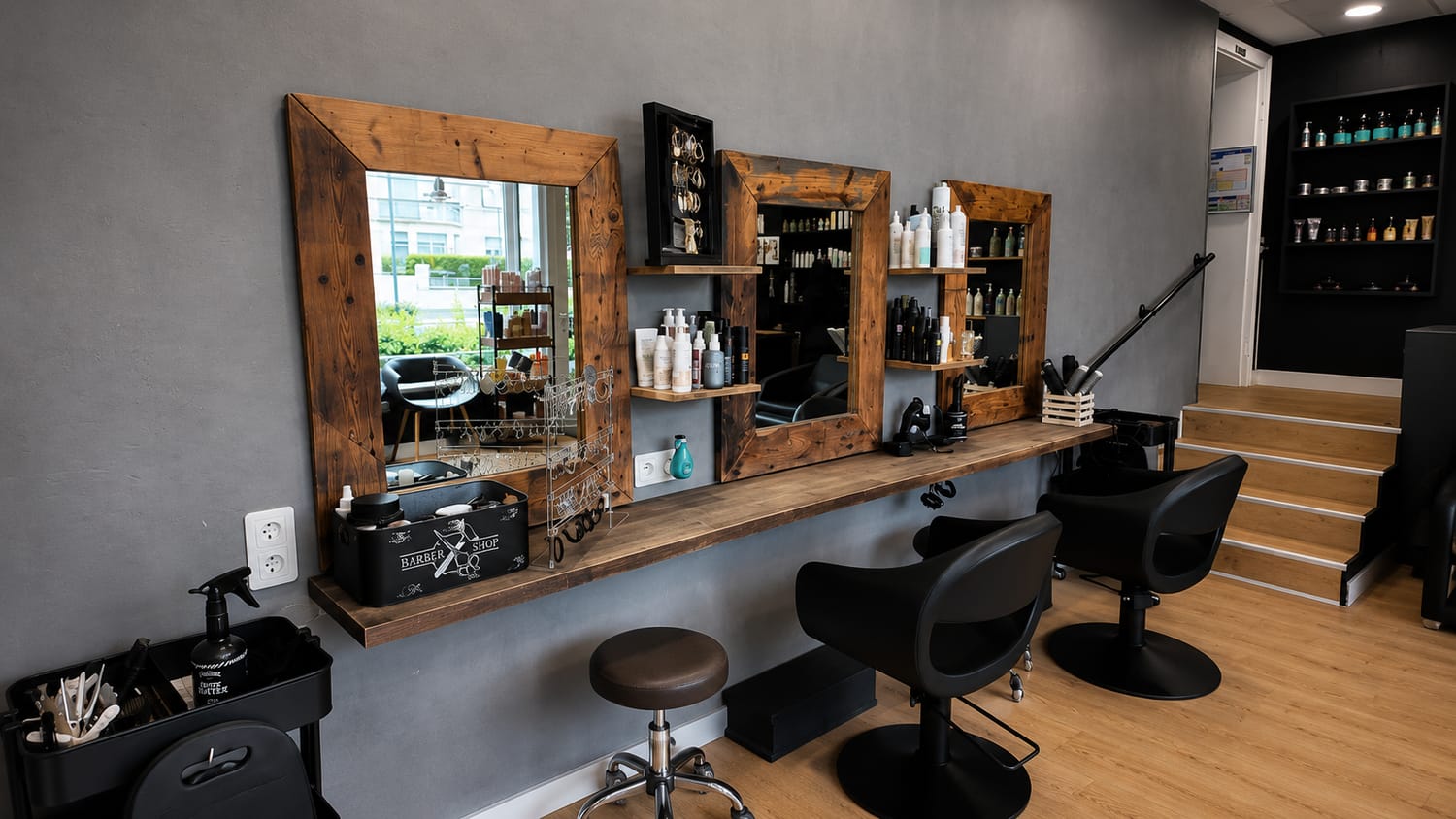 Postes de coiffure du salon Têtes ô Carré à Saint-Louis